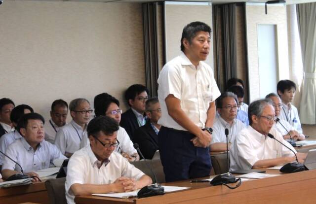 議員説明会の冒頭であいさつする森智広市長