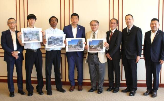 整備された駐輪場の写真を手に森智広市長と記念撮影をするみなさん