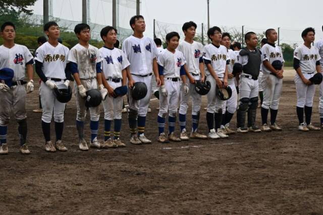 試合終了後の挨拶に並ぶ連合チームのメンバー