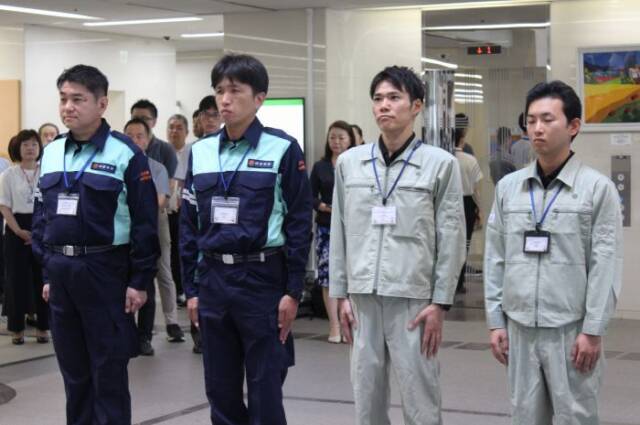 出発式での4人の職員