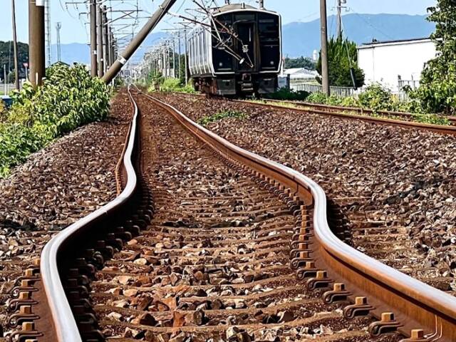 地震で大きく曲がったJR九州鹿児島本線の線路