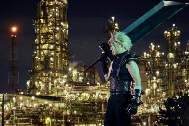 コンビナートを背景に撮影されたコスプレイヤーの写真