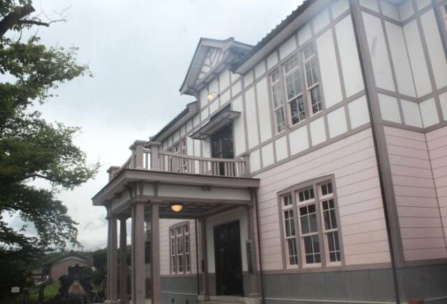 文化財に指定されている旧四郷村役場。企画展の会場は2階