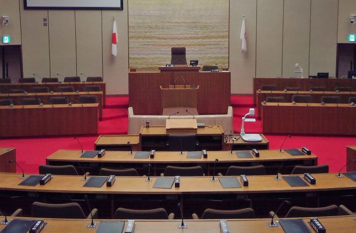 審議が続く四日市市議会
