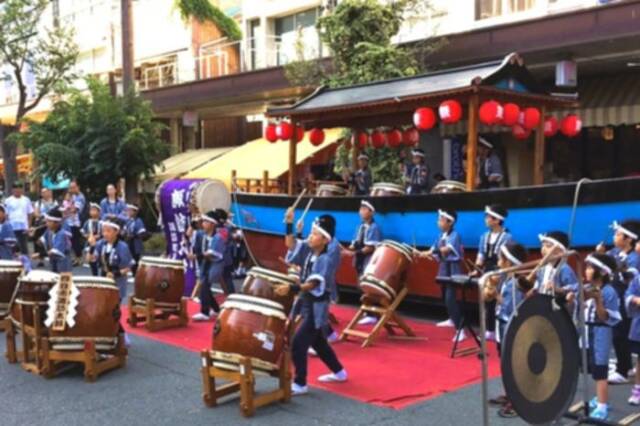 諏訪新道で太鼓のステージとして使われる栄丸
