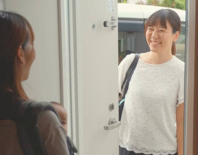 育児119でベビーシッターが利用者宅を訪問する様子