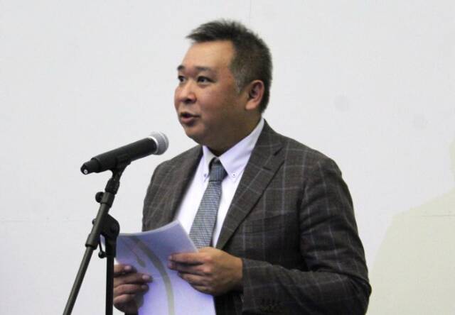 あいさつする多摩化学工業四日市工場の廣田篤樹工場長