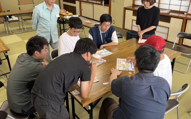 ゲームでお金の使い方を学ぶ参加者
