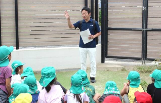 子どもたちに話しかける野呂京志さん
