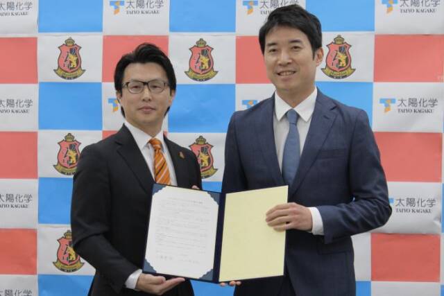 ユニフォームパートナーの契約を交わした山崎長俊さん(右)と椎葉誠さん
