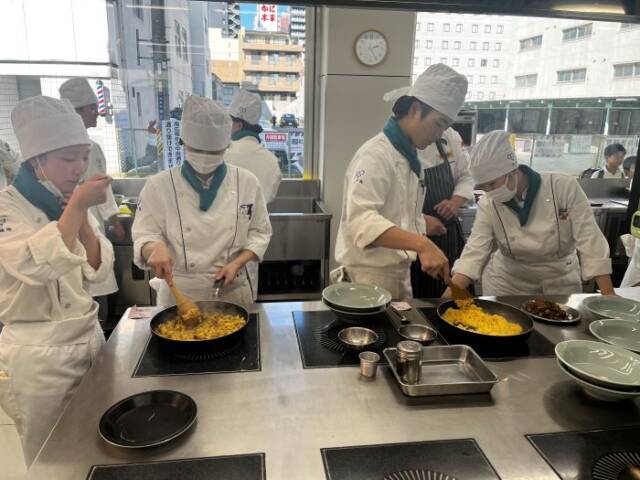 鹿肉の炒飯に取り組む学生たち