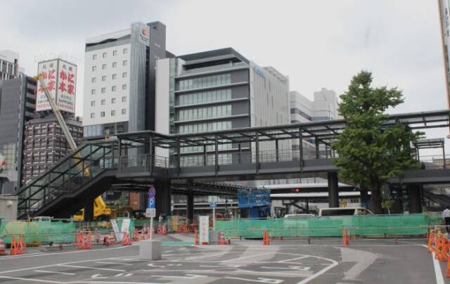 北側から見た商店街への連絡デッキ