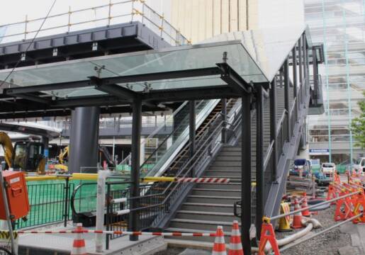 商店街側の階段やエスカレーターもほぼ完成している