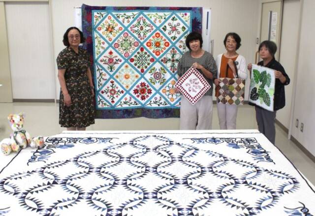 「永遠」と名づけた手前のハンドキルトは全体が2メートル余四方にもなる