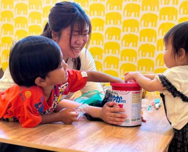 Park Cafeテラスで託児する人と子ども２人