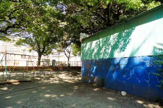 諏訪公園の倉庫と、再整備工事が始まった公園の様子