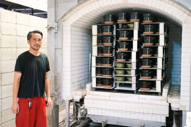 窯出しされた萬古焼のご飯鍋と水谷泰治さん