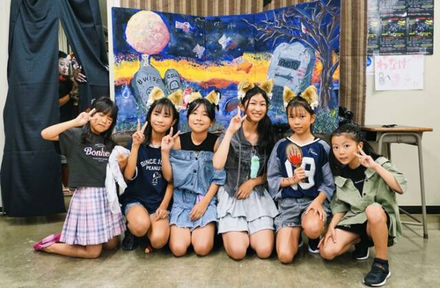 お化け屋敷「キツネのたたり」を体験し感想を語った小学生の女の子たち