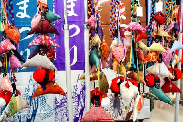 総合衣料のサカクラ店頭に並ぶ「腰下げ(こっさげ)」