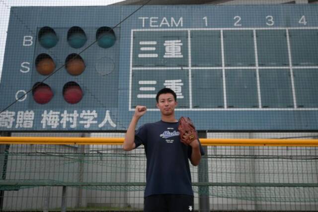スコアボードの前でガッツポーズをとる古川投手