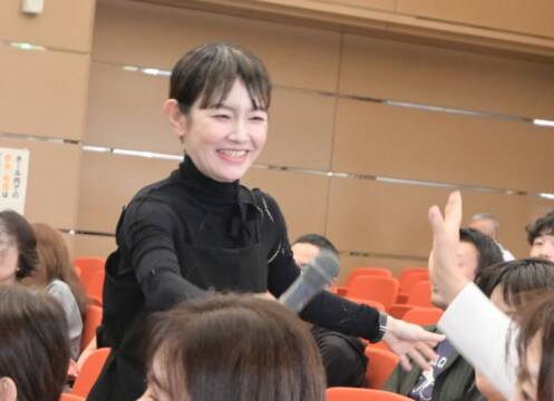 質問者にマイクを向ける田中さん