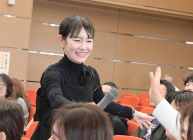 質問者にマイクを向ける田中さん