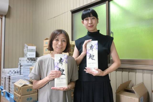 斎麺を手にする渡邉さん(左)と南野さん