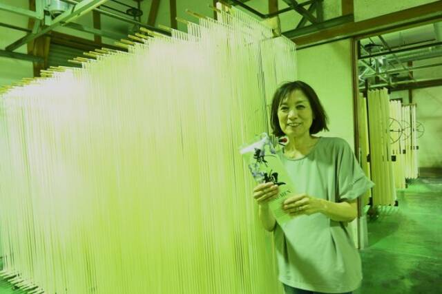 製麺の製造工場に立つ渡邉さん