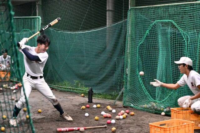 バッティング練習に励む部員