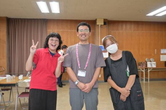 子ども食堂とお金の使い方講座の代表と写真に納まる南川さん
