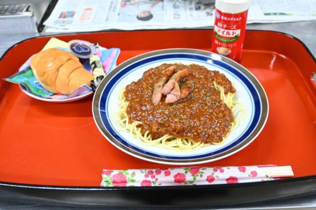 子ども食堂で提供されたボロネーゼとパン