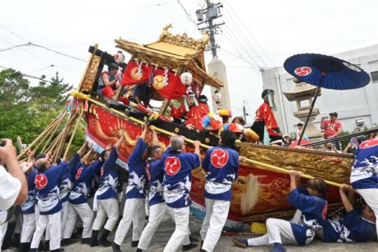激しい動きで大きく傾いた南島組の山車