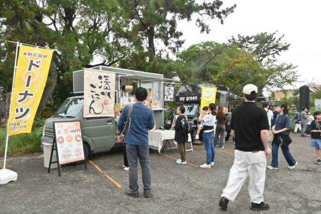 ドーナツや市民のごはんなどののぼりが上がるミニマルシェの会場