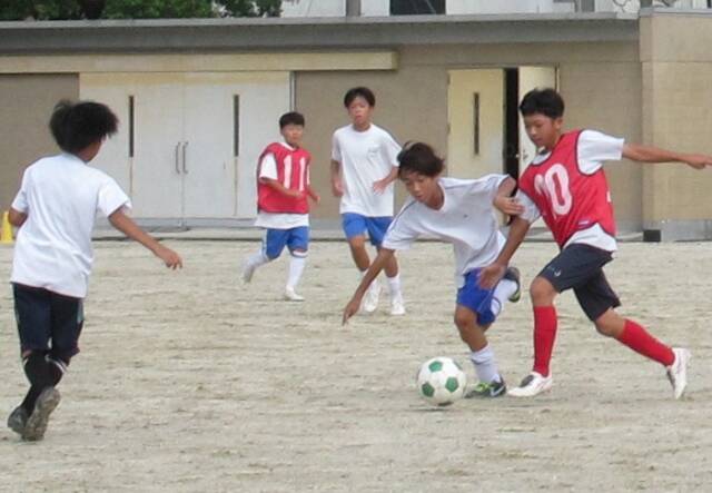 常南FCの練習でボールを追う生徒ら