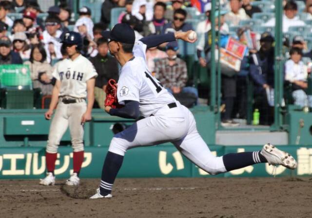 センバツ大阪桐蔭戦で投球する古川投手