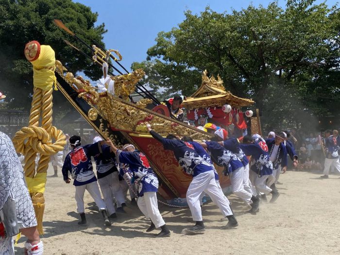 鳥出神社の本練りで鯨船を動かく人たち