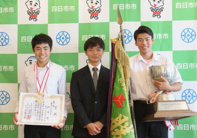 全国優勝を報告した(左から)鈴木晴さん、眞田将吾さん、小野倫太郎さん