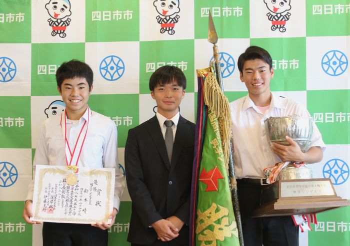 全国優勝を報告した(左から)鈴木晴さん、眞田将吾さん、小野倫太郎さん
