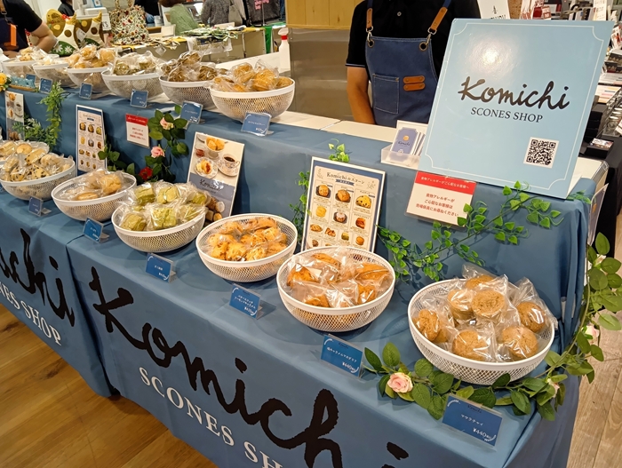 「スコーンショップkomichi」のスコーンが並ぶ売り場