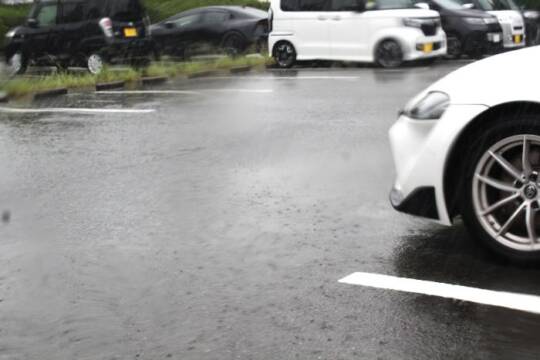 強く打ちつける雨で水たまりができた