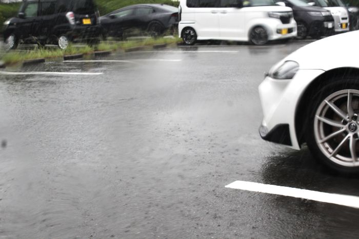 強く打ちつける雨で水たまりができた