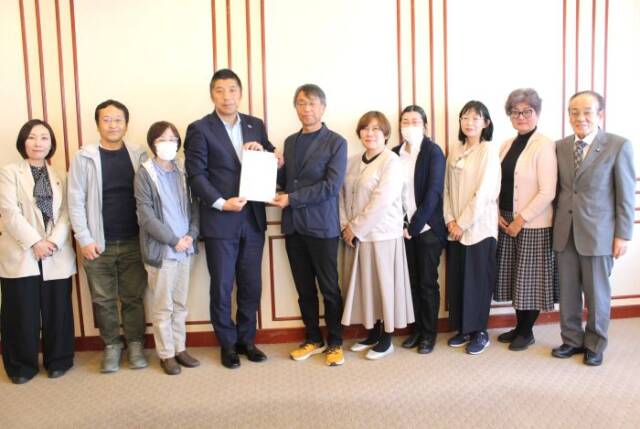 森市長に要望書を渡す四日市わんにゃん会議のみなさん