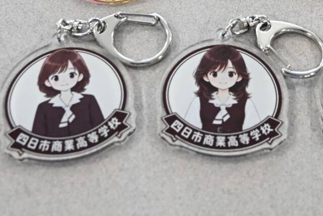 読者プレゼントの旧制服キーホルダー。左がボレロあり。右がボレロ無し