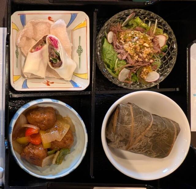 右上から左回りに「鹿もも肉よだれソースかけ」「鹿もも肉北京ダック風」「鹿団子甘酢ソースからめ」「鹿ロース蓮の葉包み蒸し」