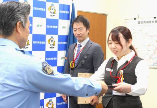 感謝状を受ける白岡采花さん。左多くが伊藤孝道さん