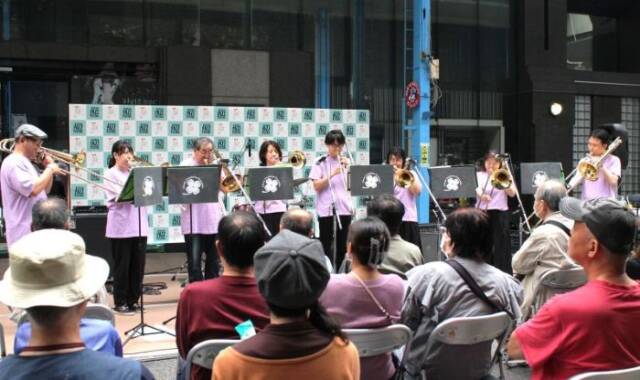 街のいろんな場所で様々な音楽が奏でられる