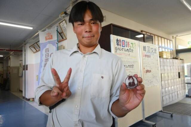 現在の女子の制服のキーホルダーを手にする男子生徒