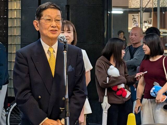 あいさつする北岡泰爾会長