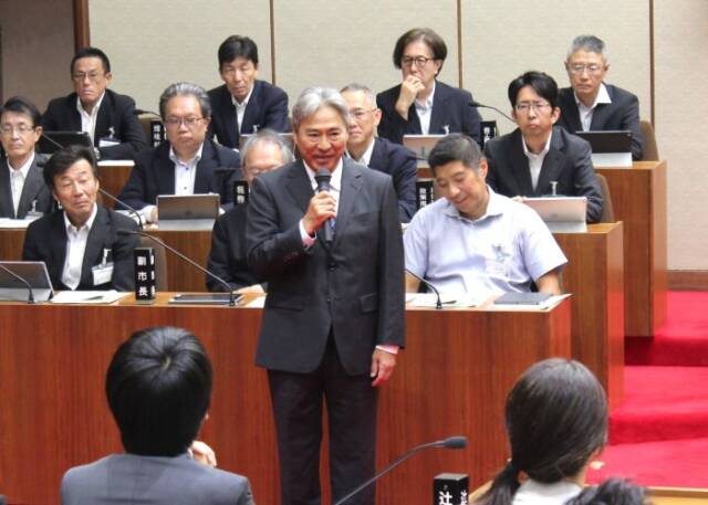 副市長選任が決まり、決意を述べる稲垣圭二さん
