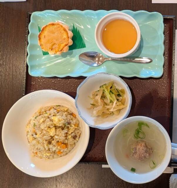 「鹿チャーハン」「ザーサイ」「春雨と鹿つくねスープ」の料理と、上が「りんご入りエッグタルト」「アンニン豆腐」